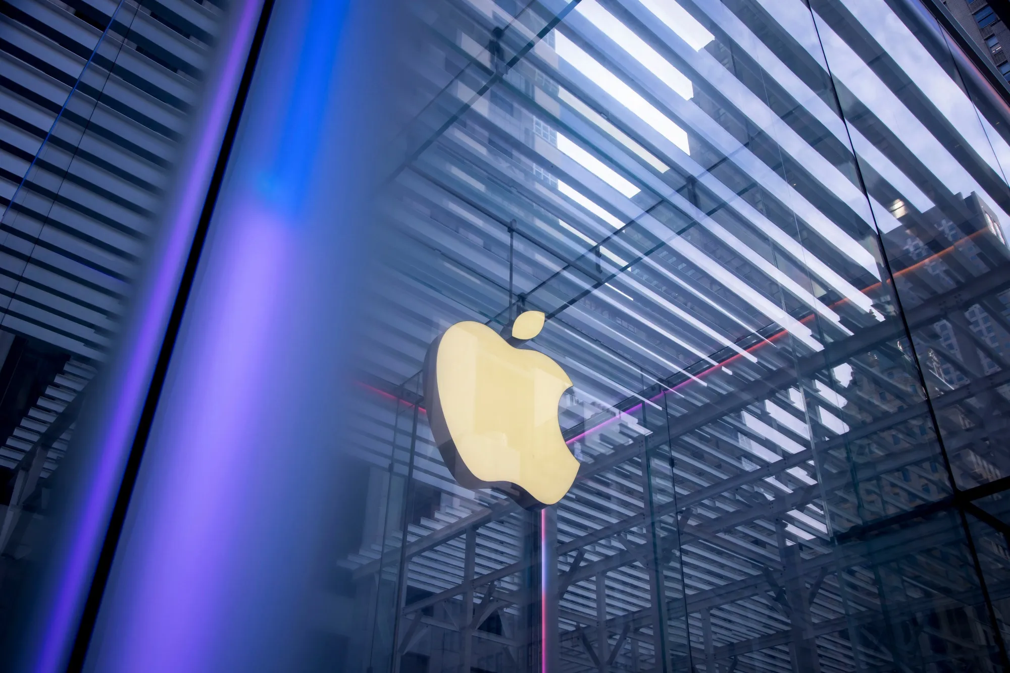 Trump Tariff Threat Tests EU Resolve to Hurt Apple and Meta