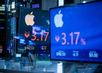 Apple Suppliers Tumble as Tariffs Hit iPhone Supply Chain