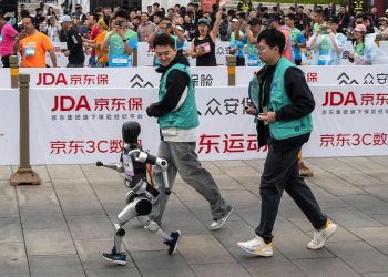 Robots race against humans for first time in Chinese half-marathon