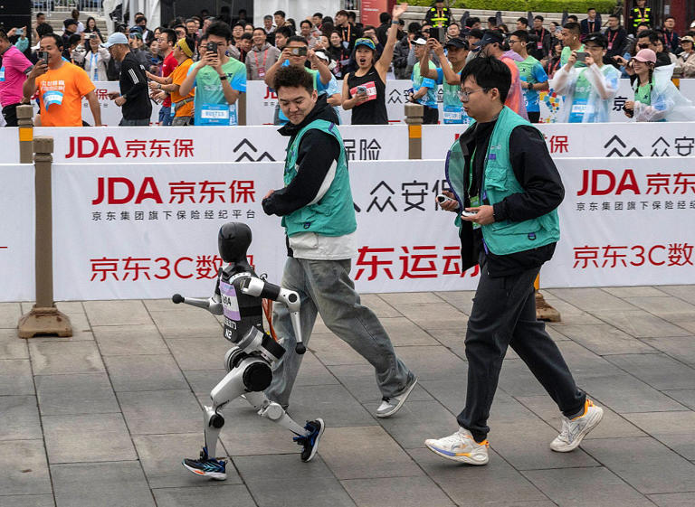 Robots race against humans for first time in Chinese half-marathon