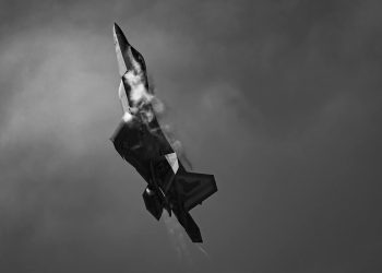 F-22 Raptor: Air-dominance legend—powerful, but not flawless