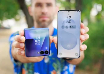 Why a Small Flagship Might Beat a Flip Phone at Being “Compact” (Galaxy S25 vs Z Flip 7)